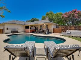 Chic Lewisville Getaway with Private Pool and Hot Tub!, maison de vacances à Lewisville