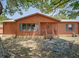 Pet-Friendly Texas Home with Screened-In Deck, holiday home in Whitney