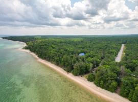 Enchanted Lake Huron Cottage with Beach Access!, hotel Rogers City városában