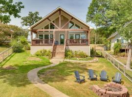 Tranquil Home on Cedar Creek Fish, Kayak and Unwind، فندق في Tool