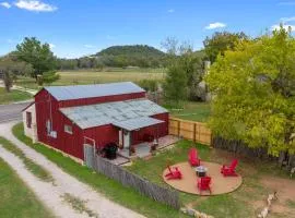 Gorgeous Barn Cabin with Firepit 10min from Main St!
