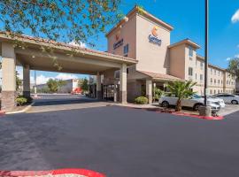 Comfort Inn & Suites Las Vegas - Nellis，拉斯維加斯內利斯空軍基地（Nellis Air Force Base）附近的飯店