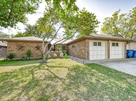 Kerrville Hidden Gem with Firepit and Grill - Great Location, villa in Kerrville