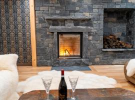 Luxury suite with Sauna and Spa Bath - Elkside Hideout B&B, hotel in Canmore