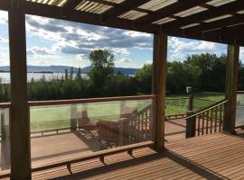 Polson Lake House with Grand Deck and Flathead Lake Views, hotell Polsonis