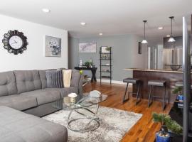 Stylish & family friendly 3 Bedroom - 8 mins to EWR, hotel in Elizabeth