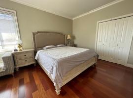 A cozy bedroom with a king size bed close to YVR Richmond, вариант проживания в семье в Ричмонде