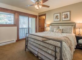 Andora Villa Condo 102 - Right on Trail Creek and Walk to Downtown Ketchum, hotel in Ketchum