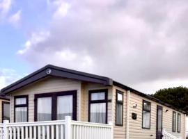 Private Lakeside Cabin, glampingplads i St Austell