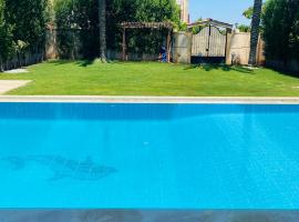 Lovely Villa 5- bedroom with Overflow Pool with Nice Garden at Green Oasis Resort, villa in Alexandria