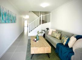 Adorable Modern 4 Br House WiFi & Parking, hotel in Prestons