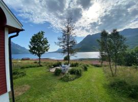 Unique and charming house at the foot of Lofoten's highest mountain, hytte i Svolvær