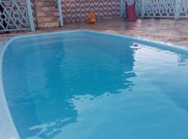 Casa com piscina, hotel que admite mascotas en Juqueri-Mirim