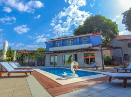 Villa Sena - private pool, sports field, BBQ, parking - Lovreć, hotel v destinaci Opanci