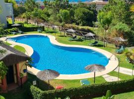 Hoyo 12 Islantilla, hotel with pools in Huelva