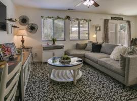 Coachella Vacation Rental with Patio and Fire Pit!, hotell i Coachella