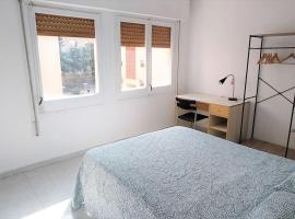 Beautiful private and exterior double room.: Esplugues de Llobregat'ta bir otel