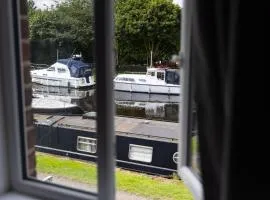 Canal Side Cottage Wakefield