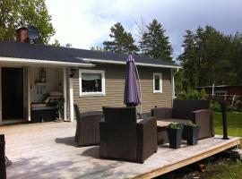 Cozy and Private 3-Bed House with bath Roslagen, holiday rental in Herräng