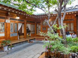 Dongmyo Hanok Sihwadang - Private Korean Style House in the City Center with a Beautiful Garden: Seul'da bir hanok evi