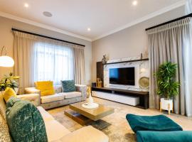 Eagle of Kawele 3-bedroom villa โรงแรมในSandton