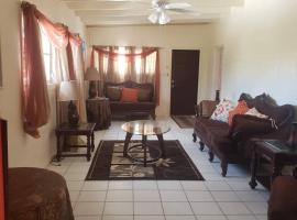 2 Bedroom 2 Bathroom House Centrally Located, hotel u Christianstedu