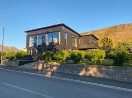 Black pearl - Villa with a view, holiday rental in Grenivík