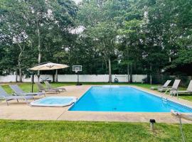 Hampton's Getaway w/ pool, casa per le vacanze a East Hampton