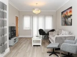 Luxury 5 Star apartments, Parking, Garden, near Metro Stations 10-15mins to London