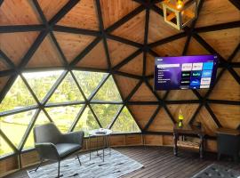 Entre-pinos Glamping WiFi Vista 360º, luxury tent in Guarne