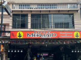 Little Mermaid Guesthouse & Restaurant, inn di Pantai Kata