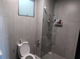 Near Kuching Airport Liberty Grove Apartment, хотел с паркинг в Кучинг