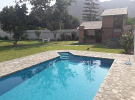 Casa de campo en Cieneguilla con Piscina, feriebolig i Cieneguilla