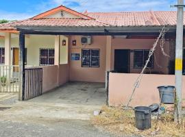 Rajawali Homestay, villa in Lahad Datu