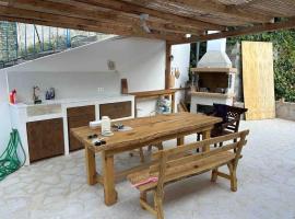 Bella Dacha cosy country house in Milos Gialtra 2 BR, aluguel de temporada em Edipsos