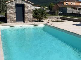 Studio aux portes des Cévennes avec piscine, hotel con parking en Moulès-et-Baucels