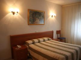 Hotel Alameda, place to stay in Alba de Tormes