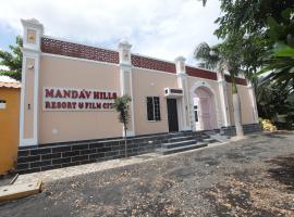 Mandav Hills Resort & Film City، فندق مع موقف سيارات في Māndu