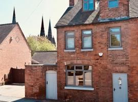 A character property close to Lichfield Cathedral，利奇菲爾德的飯店