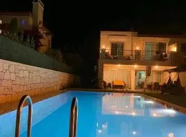 Alacati da 3+1 havuzlu villa