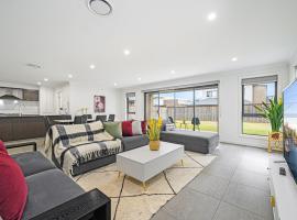 Spacious Modern 4Bedroom Retreat near Gregory Hill, hótel í Narellan