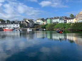 Roundstone Home with a Harbour and Mountain View, hotel en Roundstone
