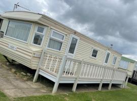 Golden Anchor Caravan Park holiday homes 6 berth, hotel in Chapel Saint Leonards