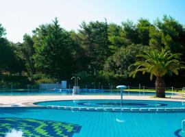 Serene Stay by the Shore, hótel í Baia Domizia