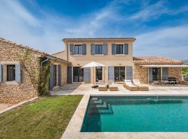 Bastide-style property with pool and grape vines, מלון בCroagnes
