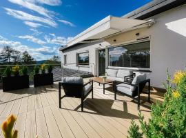 Penthouse Słoneczna Rapsodia - blisko Parku Zdrojowego - duży taras na dachu - klimatyzacja - piękny widok - winda - garaż, hotel v destinaci Rabka