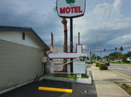 Viesnīca Three Oaks Motel - Titusville pilsētā Titusvila, netālu no apskates objekta Skydive Space Center