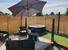 Beau logement avec terrasse, jacuzzi et terrain de pétanque privatif à 5 minutes de la plage, holiday home in Audenge