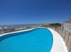 Islantilla primera linea de playa, piscina, parking: Islantilla'da bir kiralık sahil evi