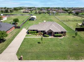 Perfect Stay in Ranch-like House w Huge Backyard!, hotel with parking in Forney